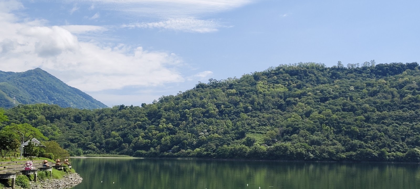 鯉魚潭湖岸木棧橋深入湖面，可近距離欣賞湖景