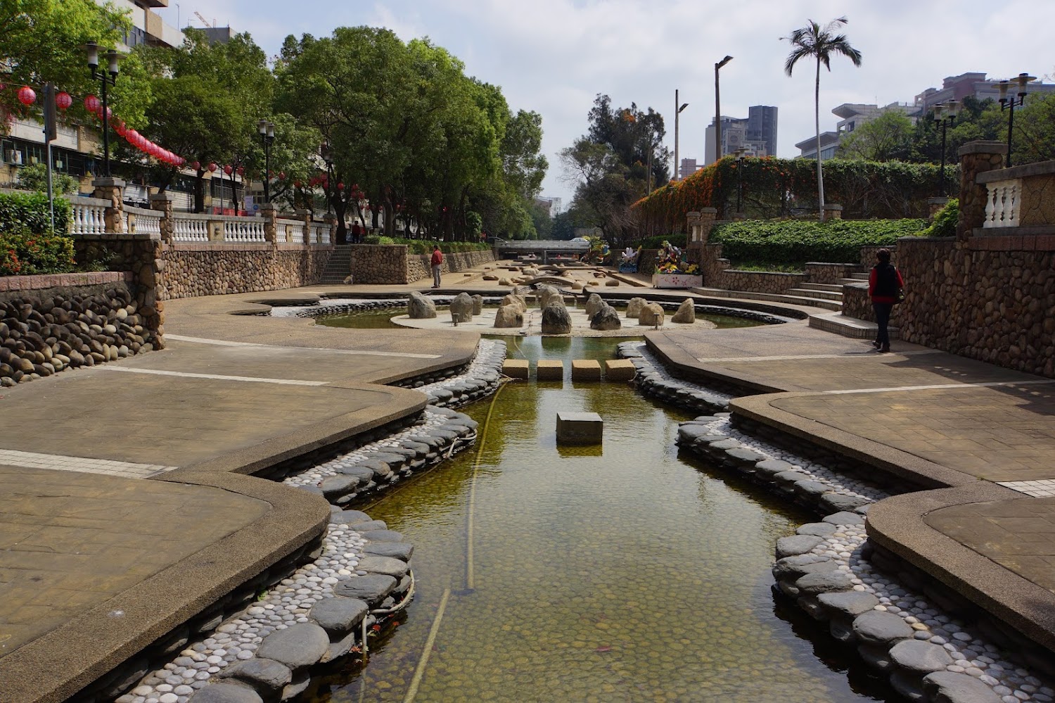 護城河親水公園蜿蜒水道與步道景觀