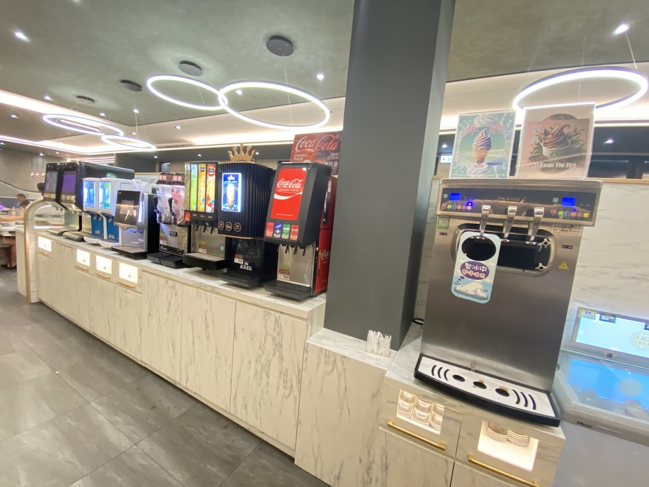 自助飲料與霜淇淋區，提供汽水、茶飲及冰品。