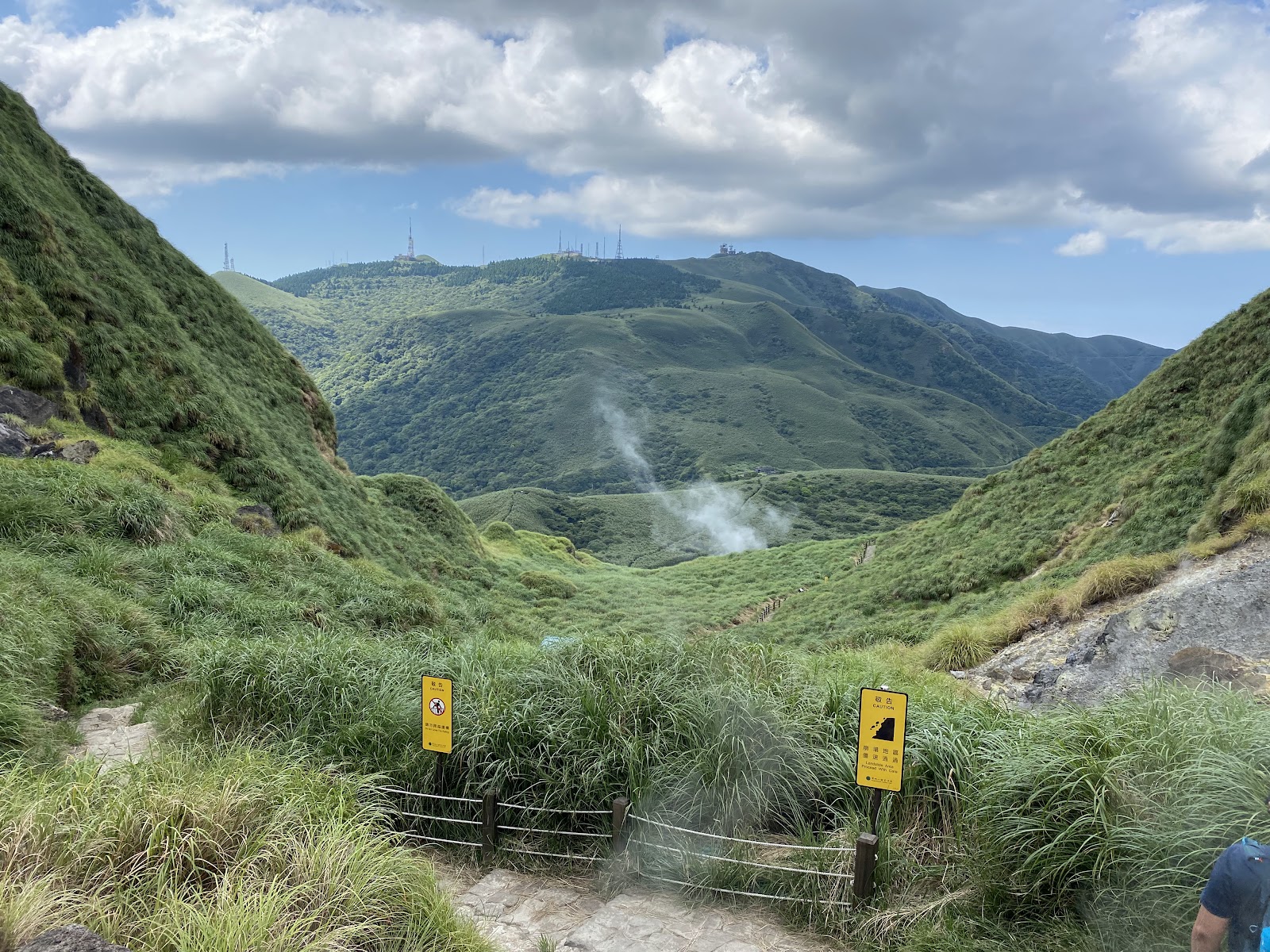 陽明山小油坑地熱噴氣孔，硫磺蒸氣從翠綠山谷中升騰而起