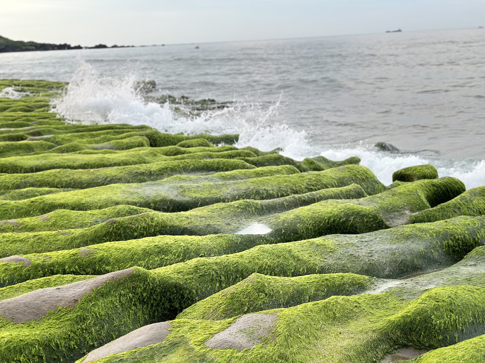 老梅綠石槽近距離石槽海浪白花