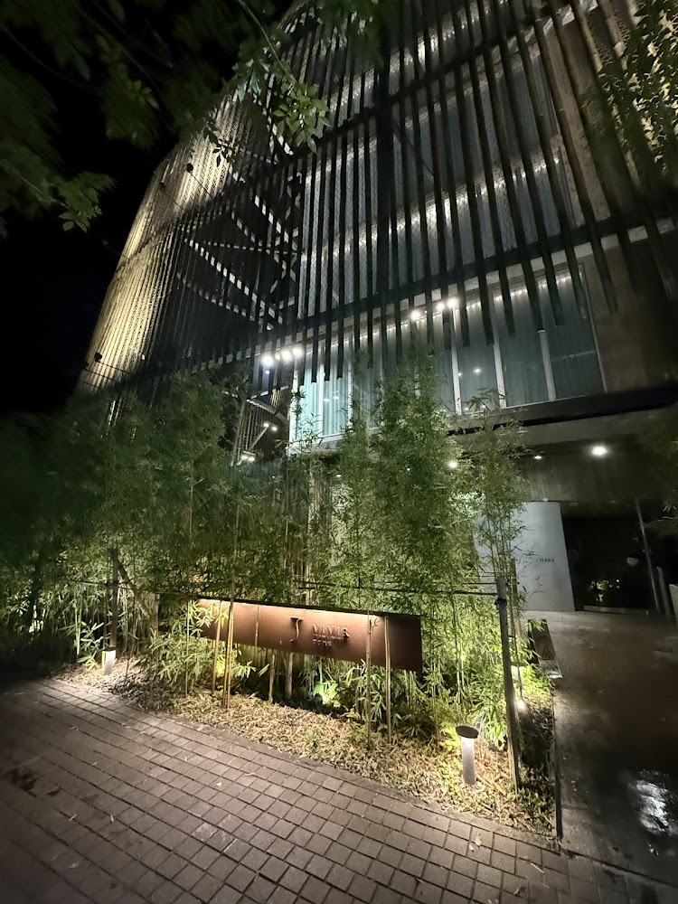 了了礁溪夜間建築與VIVIR招牌