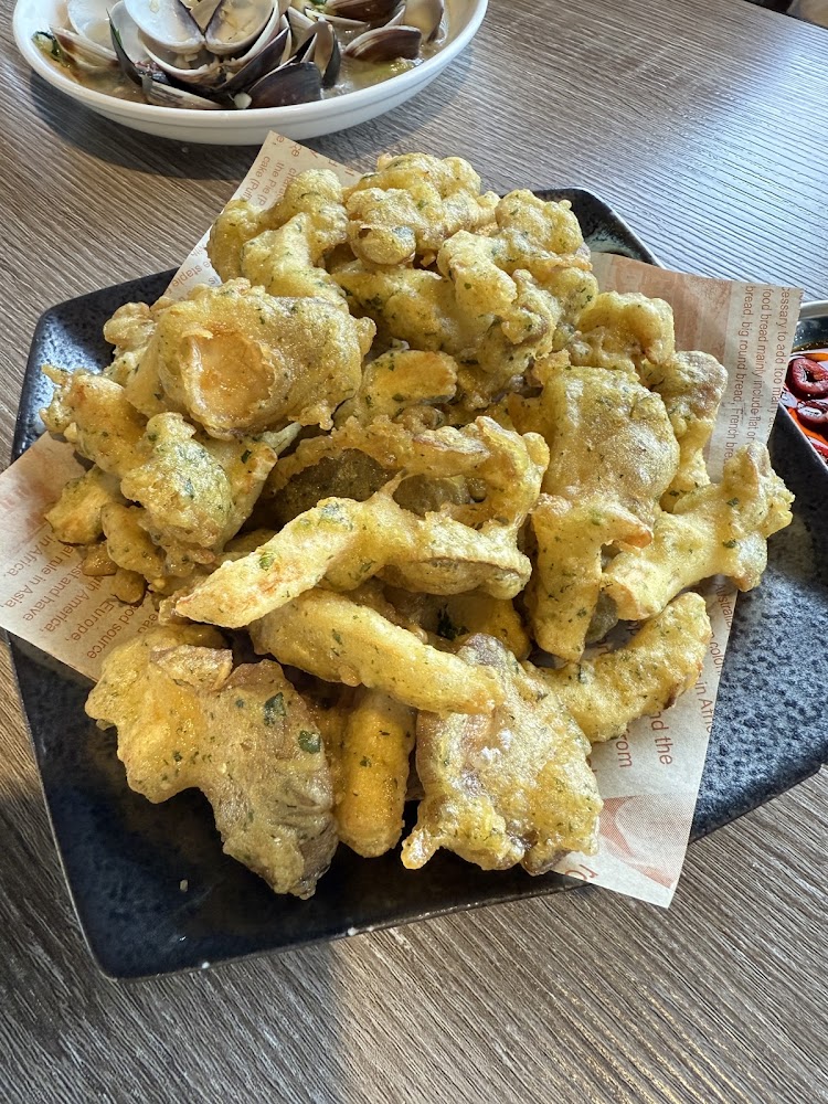 金黃酥脆炸物與蛤蜊湯同桌
