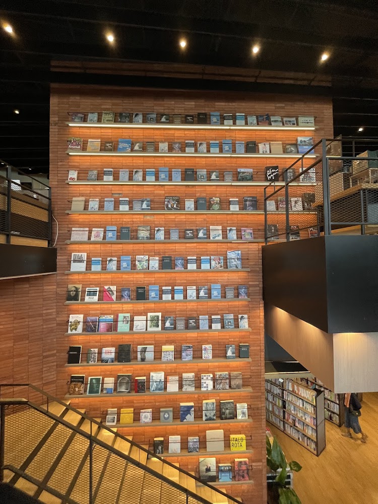 蔦屋書店高雄大立店書牆與樓梯設計