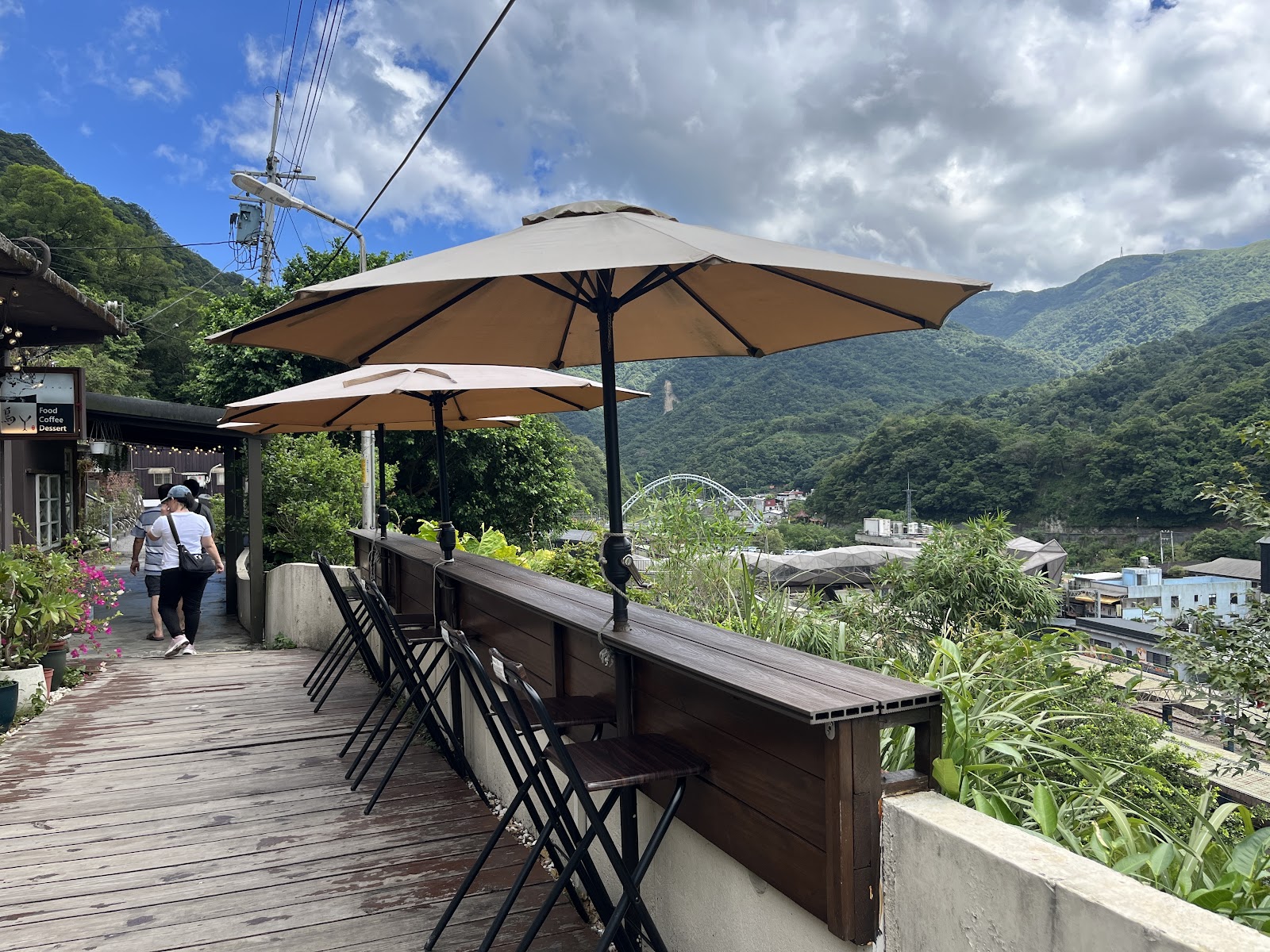 猴硐貓村露天觀景咖啡座木板走廊山景基隆河橋梁
