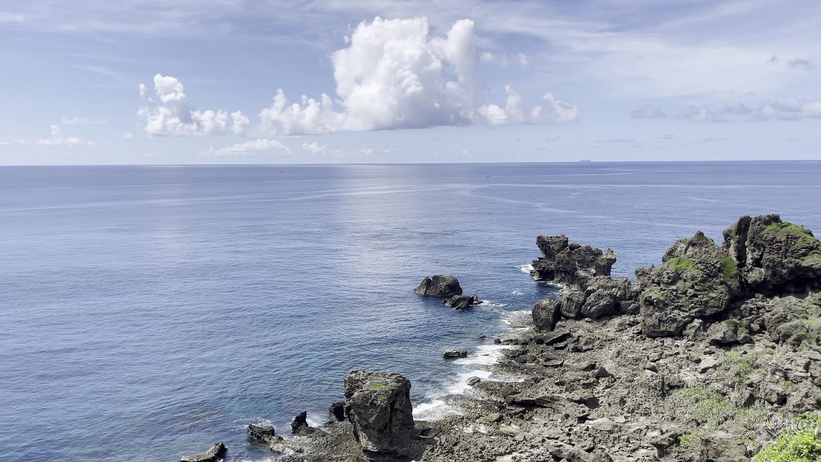 貓鼻頭礁岩與藍色海水，太平洋與台灣海峽交匯