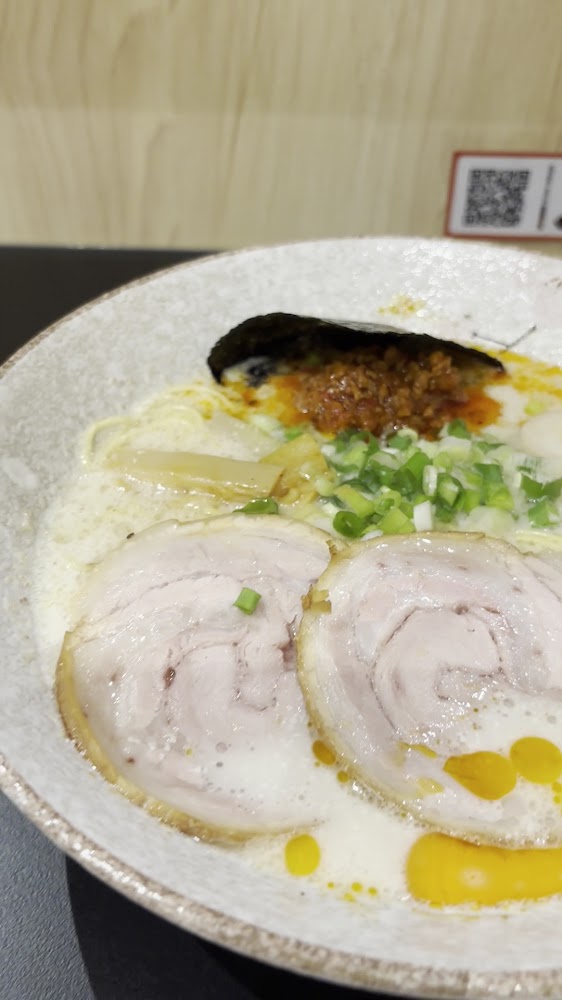 清流房日式拉麵一碗有叉燒、海苔與湯頭的濃郁拉麵