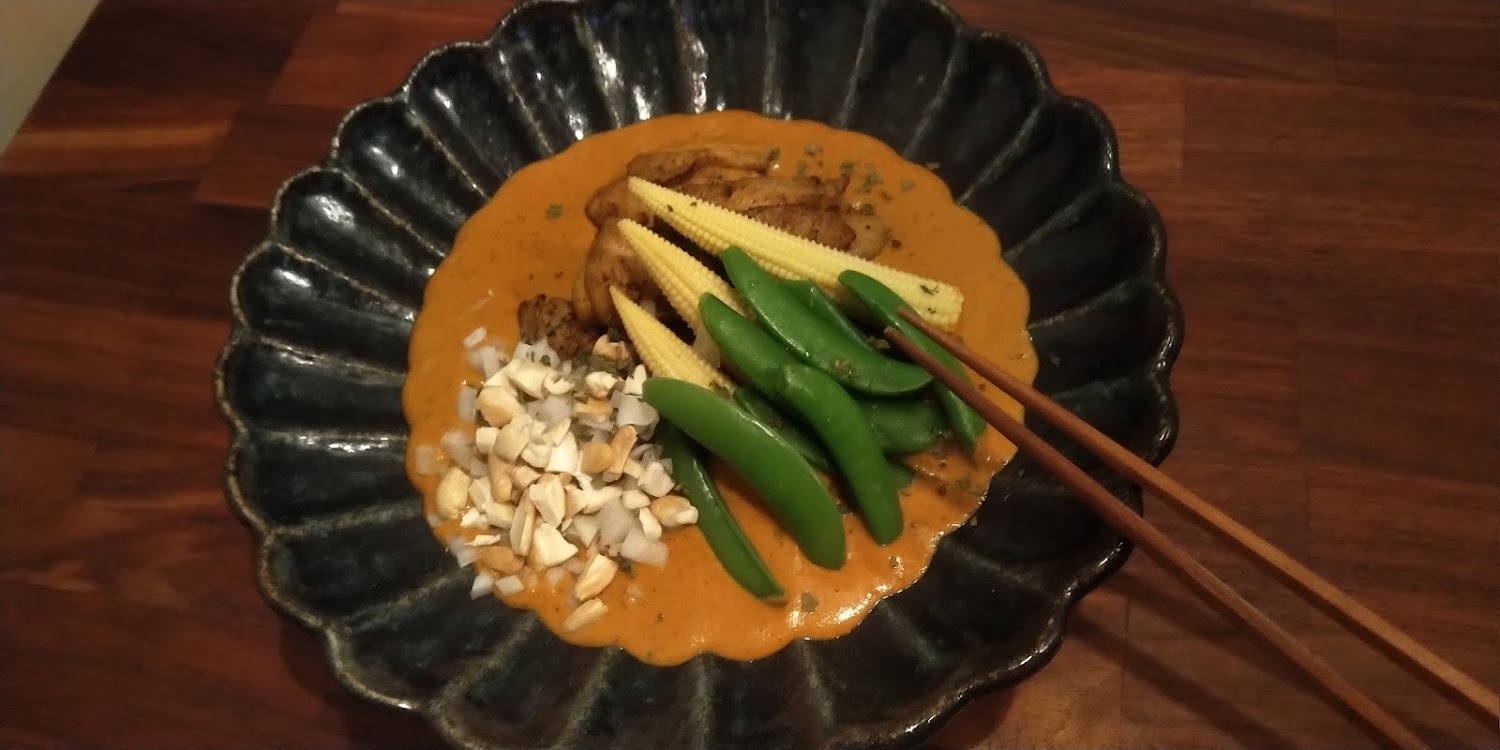雞肉搭配甜豆玉米筍碎堅果和椰子片的近拍