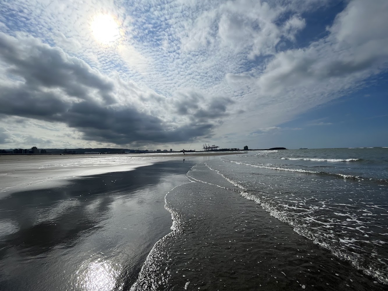 八里北堤沙灘雲層下的海浪與開闊海岸線