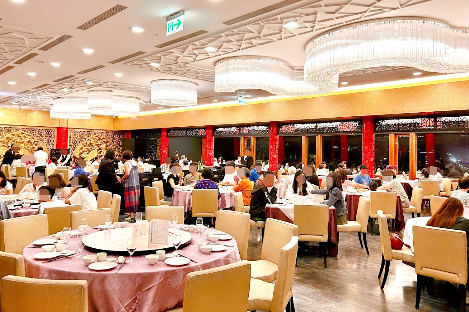 高級中式餐廳內部有許多圓桌與聚餐客人