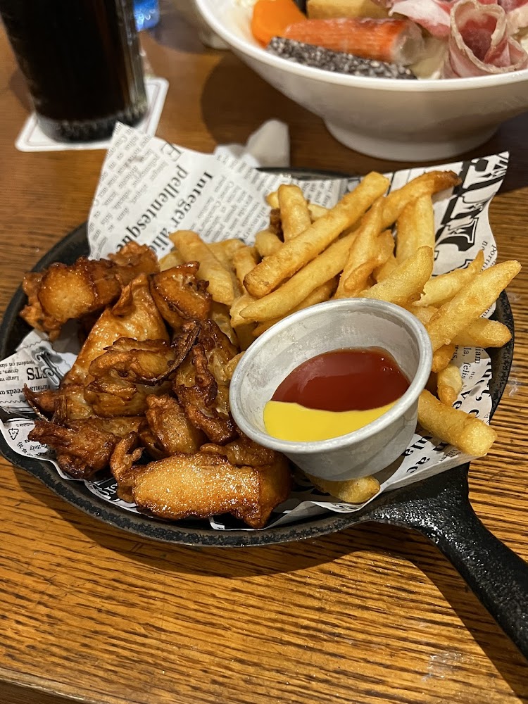 炸雞薯條與醬料餐點