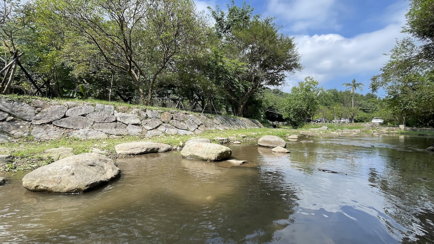 磺溪頭清水園區大石溪流與藍天白雲