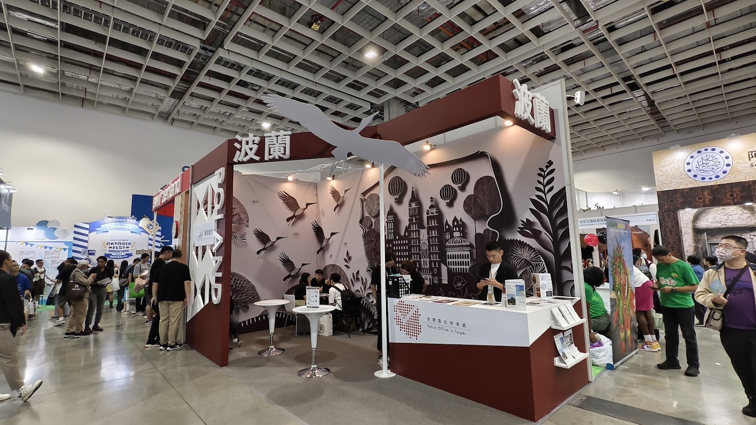 波蘭主題展覽攤位以城市建築和氣球剪影佈置,現場互動熱絡
