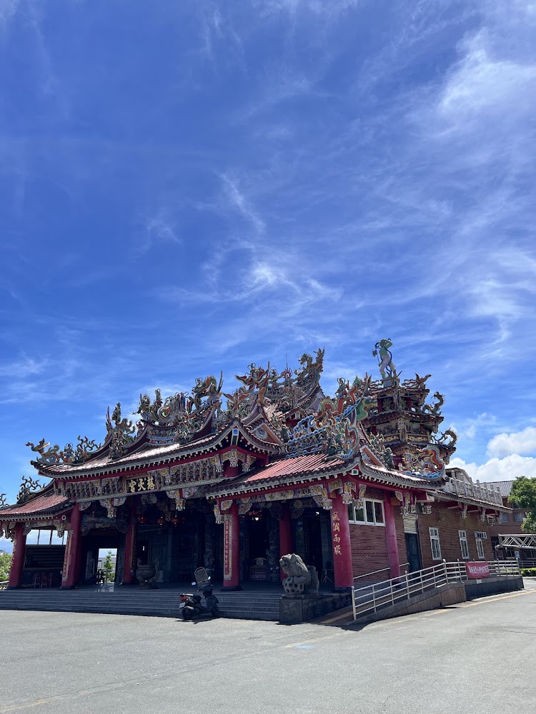 媽祖廟店旁的傳統廟宇建築外觀