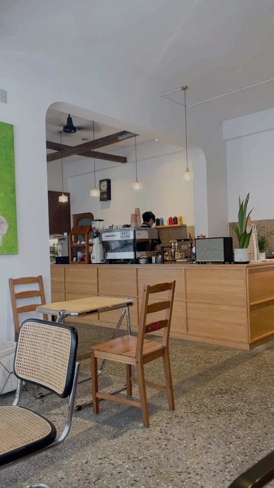 薄荷巴黎 Coffee House 吧台區與木質桌椅空間