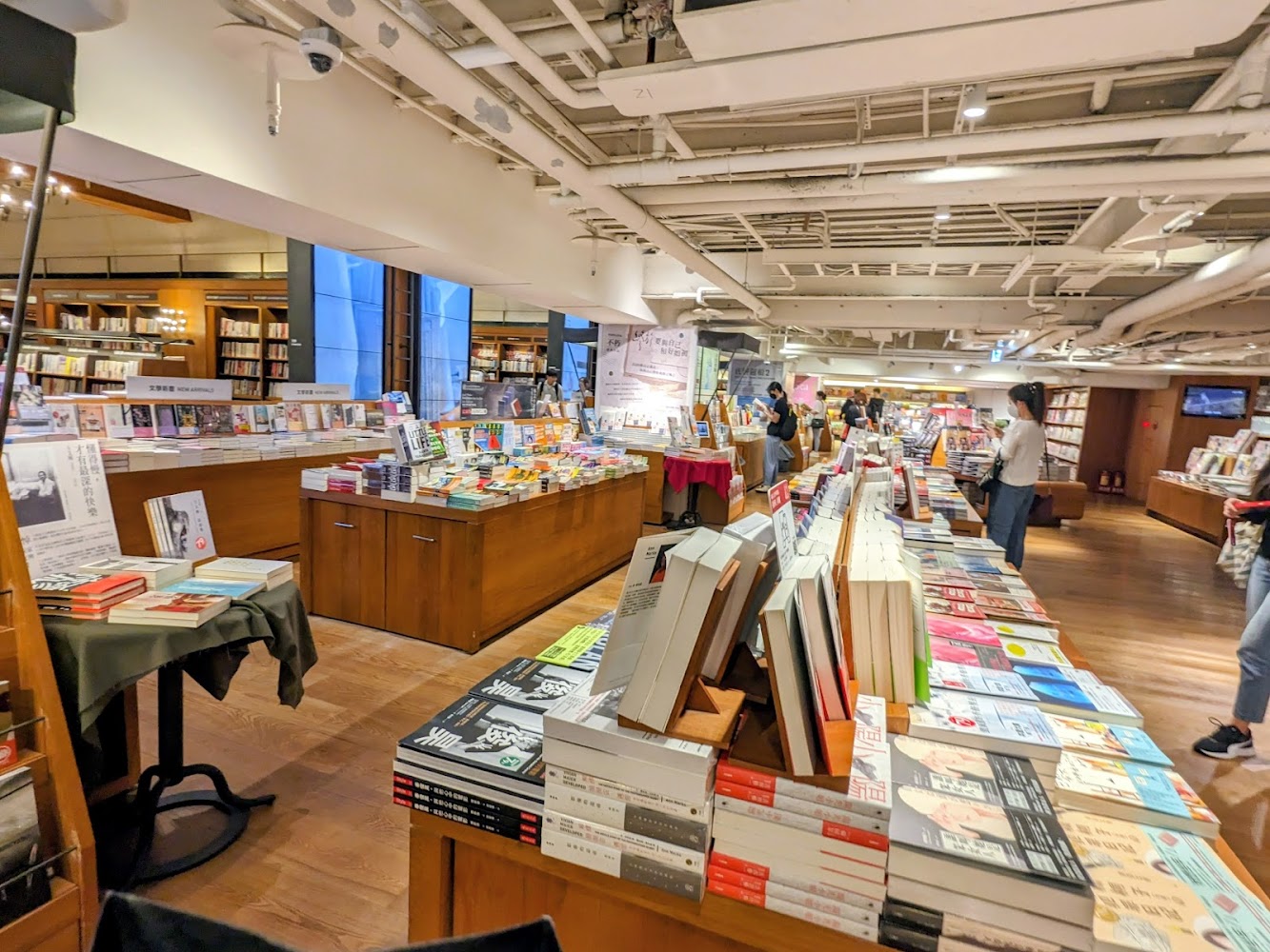 誠品生活南西明亮寬敞的書店空間與展架