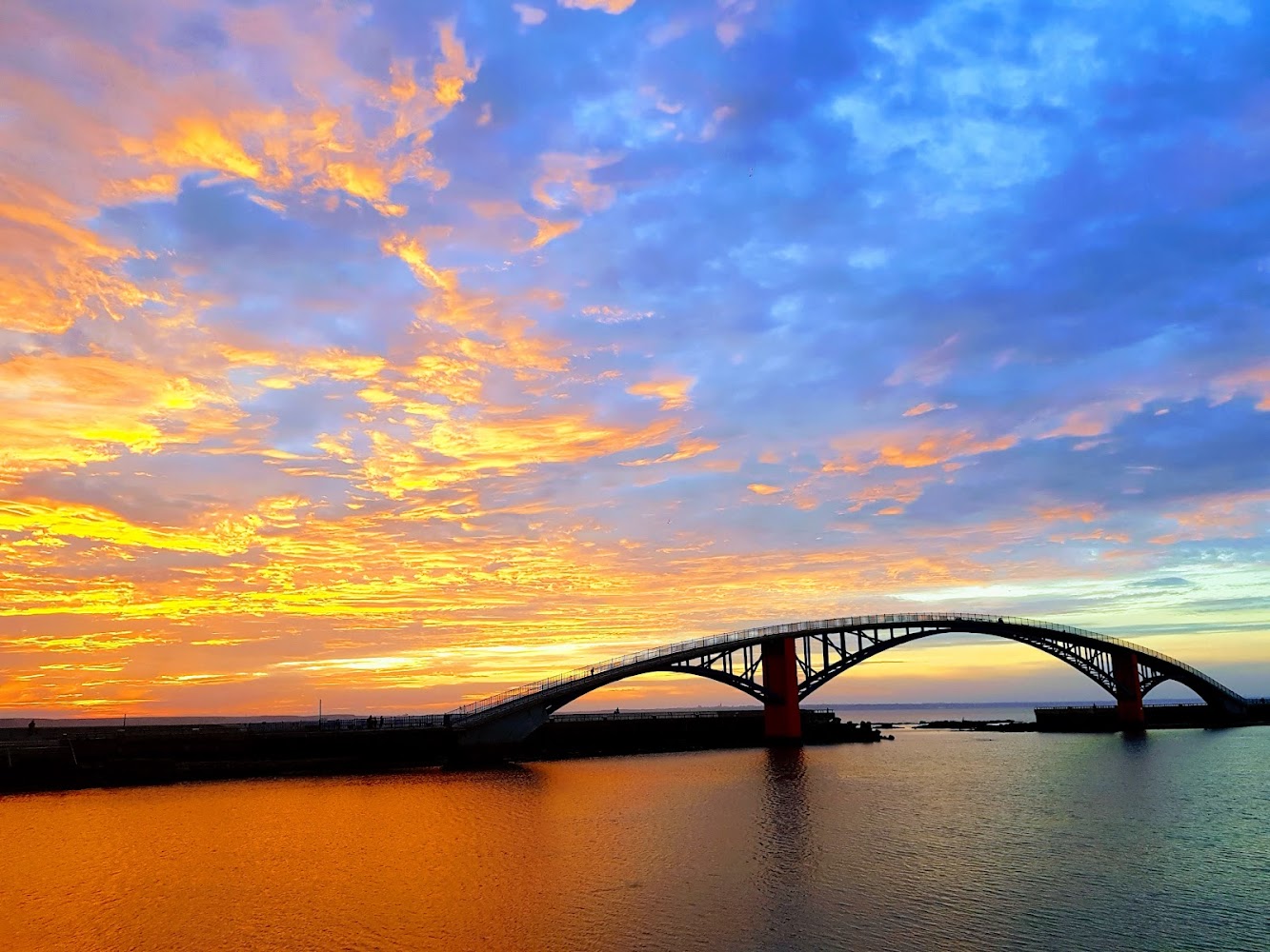 夕陽下的西瀛虹橋與彩霞