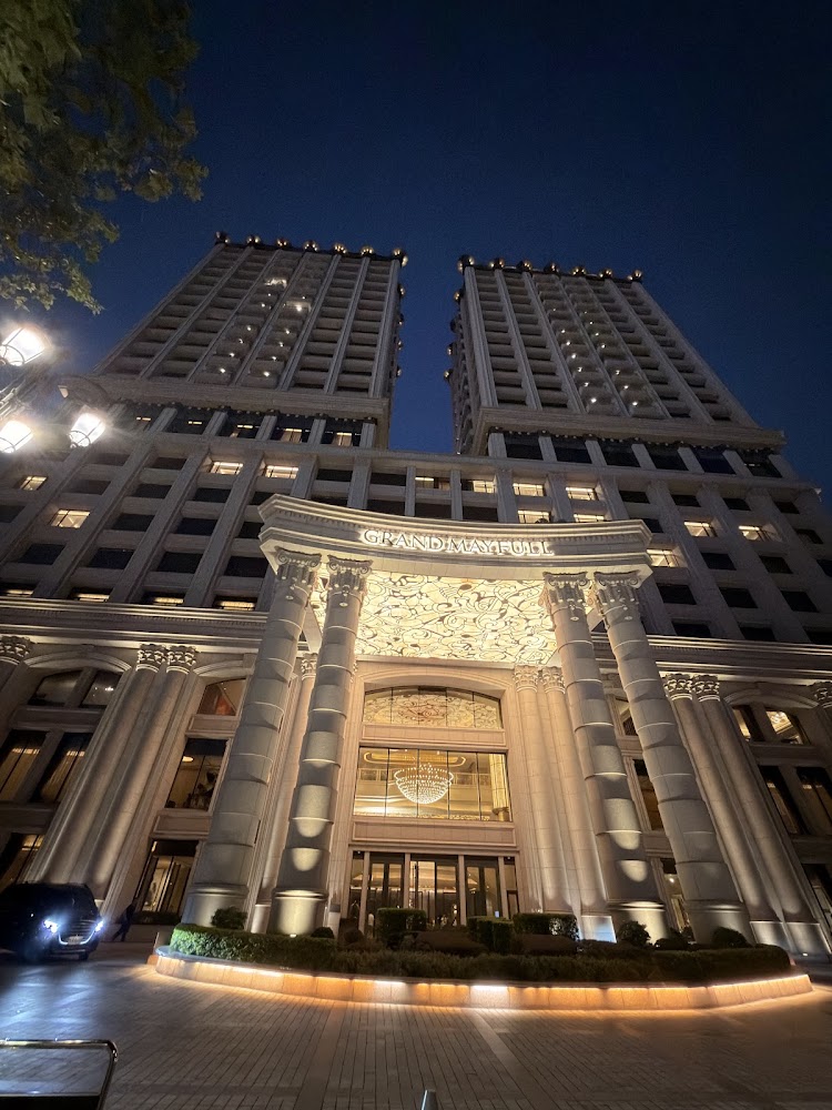 夜間燈光照亮的豪華高樓建築，建築上方有 GRAND MAYFULL 標誌。