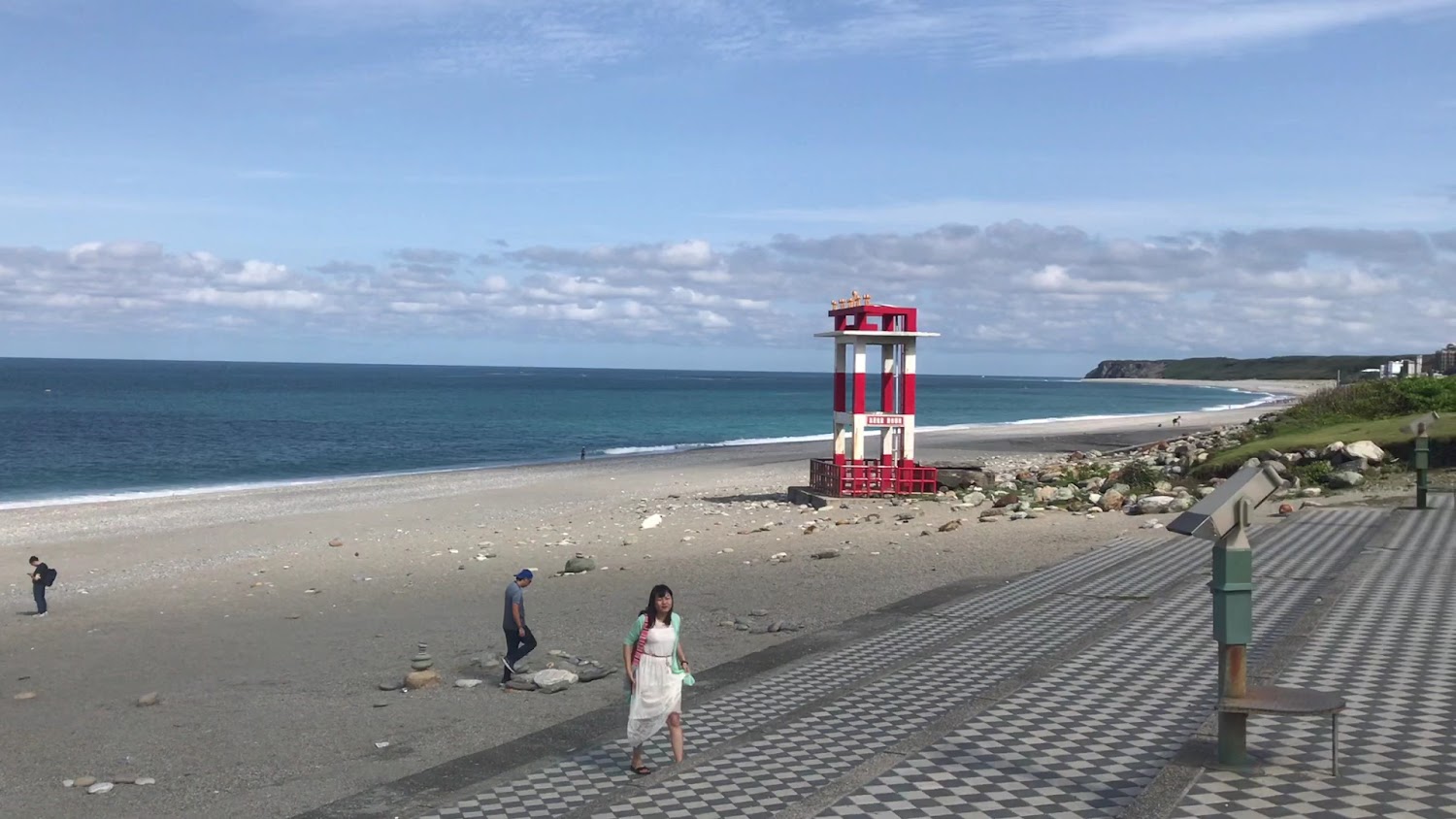有紅白相間瞭望塔與海景的七星潭步道區