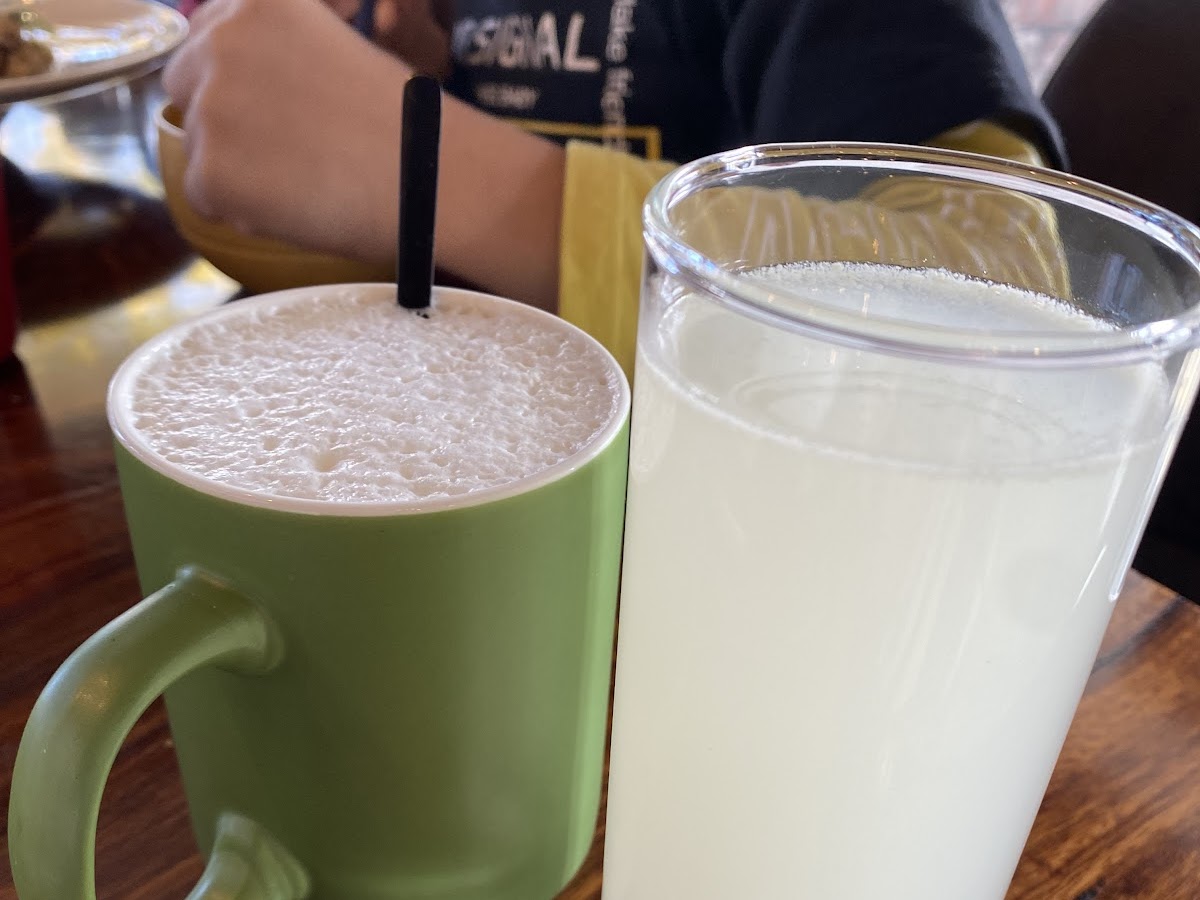 好味來宜蘭五結附餐飲品綠色陶杯咖啡與白色果汁飲料