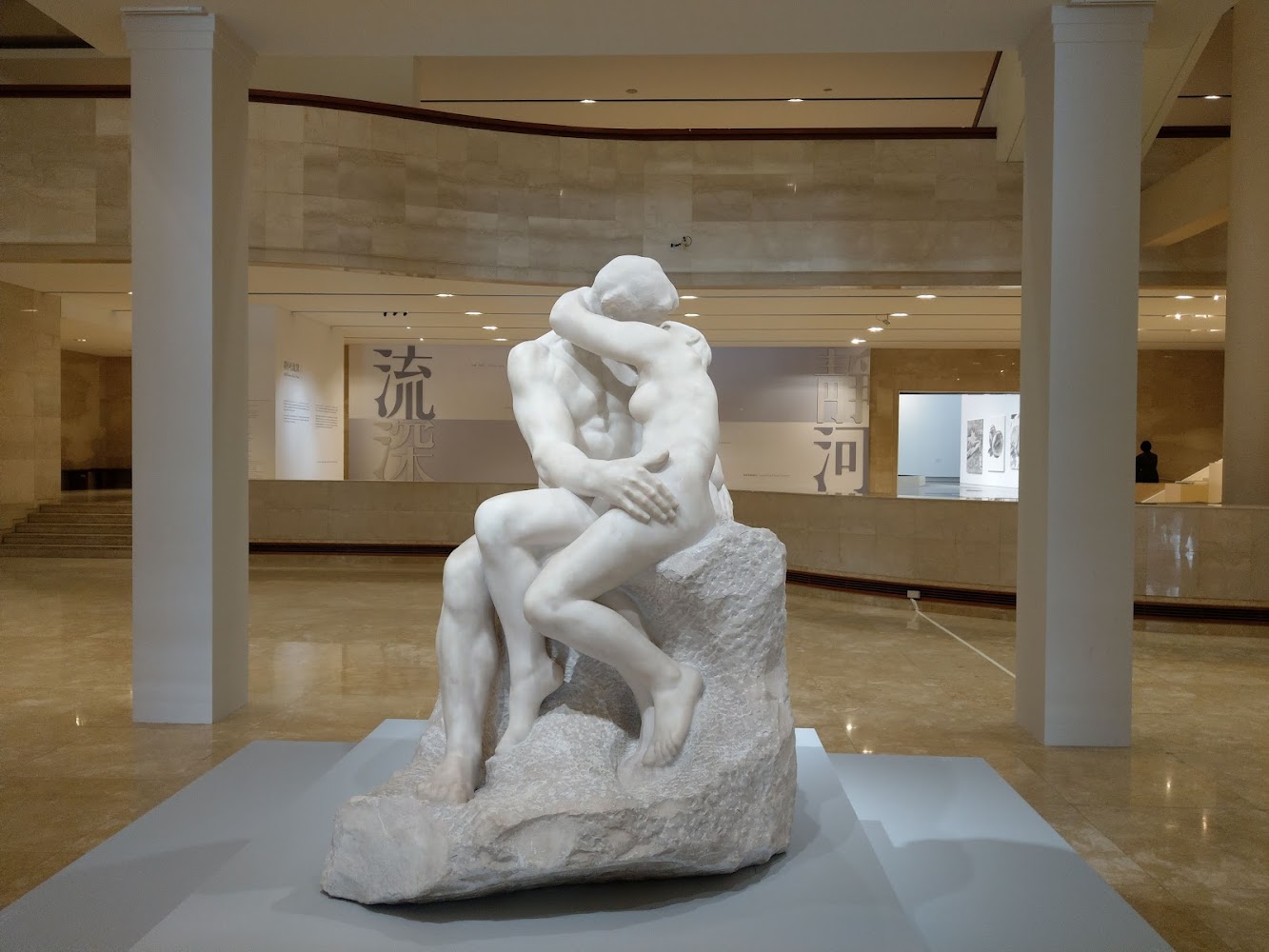 高雄市立美術館大廳中的白色雕像作品