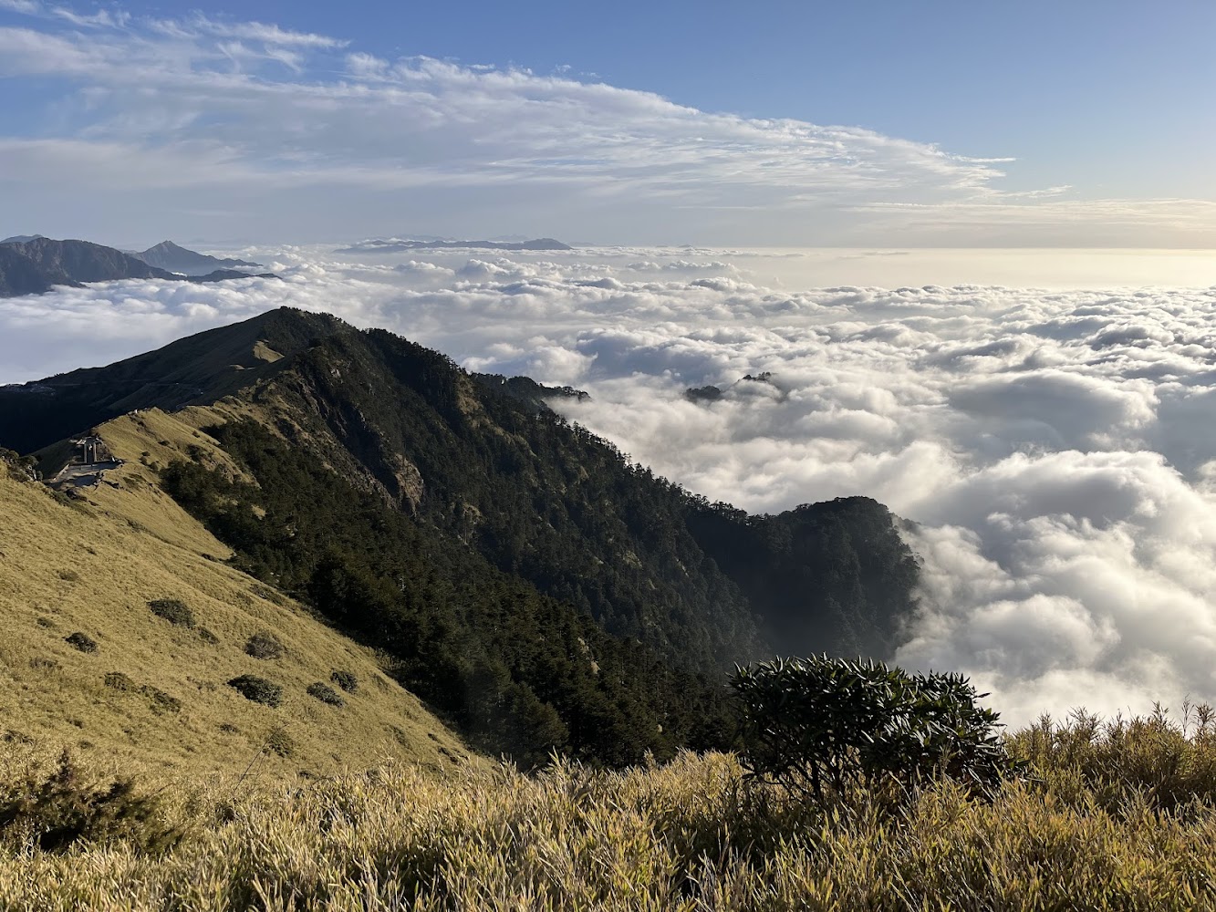 高山草原群山與雲海