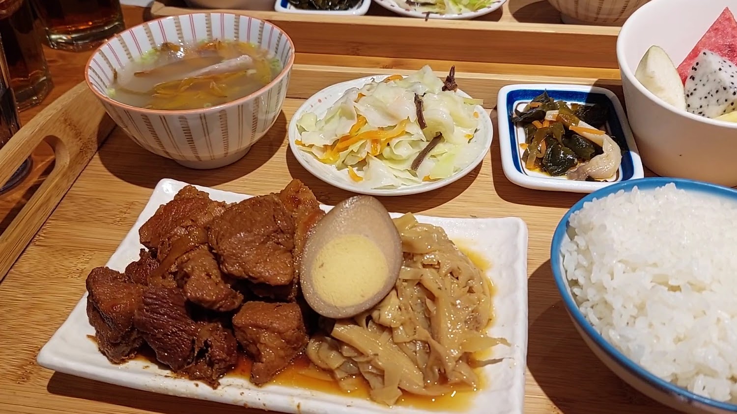 中式套餐有滷肉、滷蛋與筍乾，配白飯、蔬菜湯、燙青菜、小菜與水果