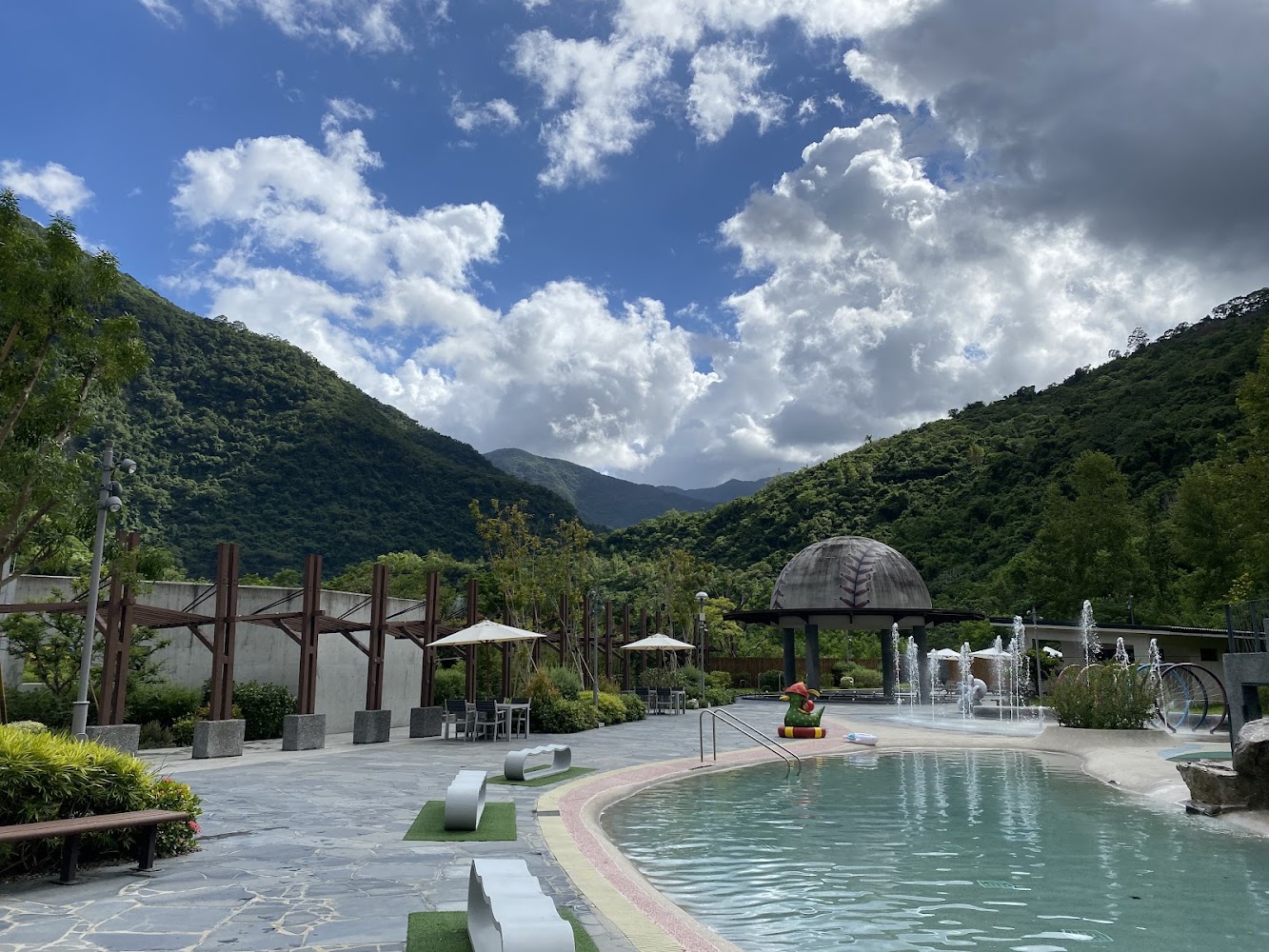 紅葉谷綠能溫泉園區泳池與山景