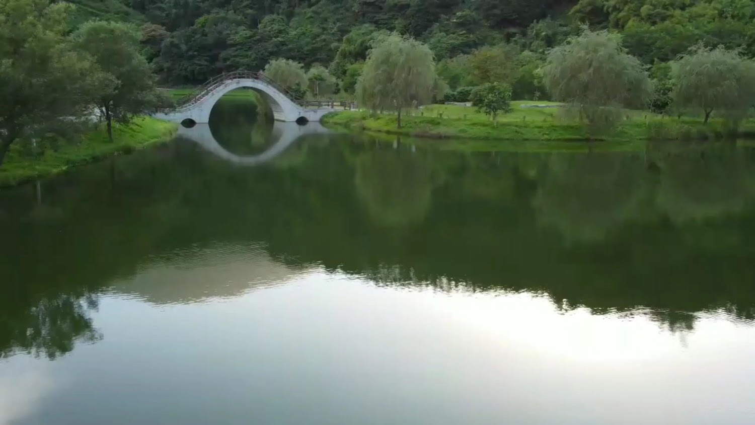 吉利潭石橋與湖面倒影