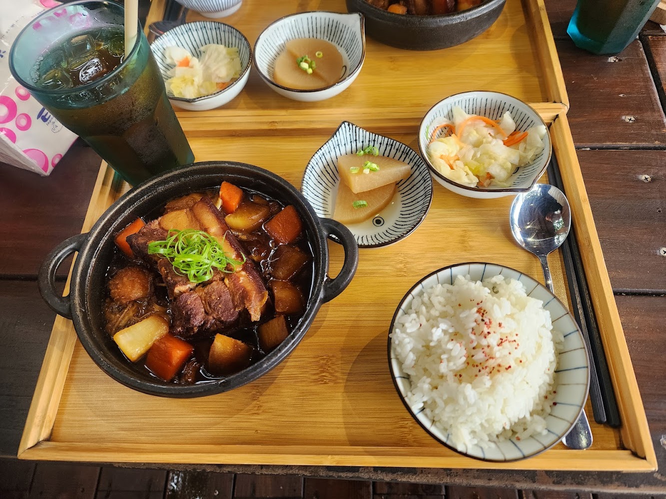日式套餐托盤含紅燒豬肉白飯蔬菜配菜與飲料
