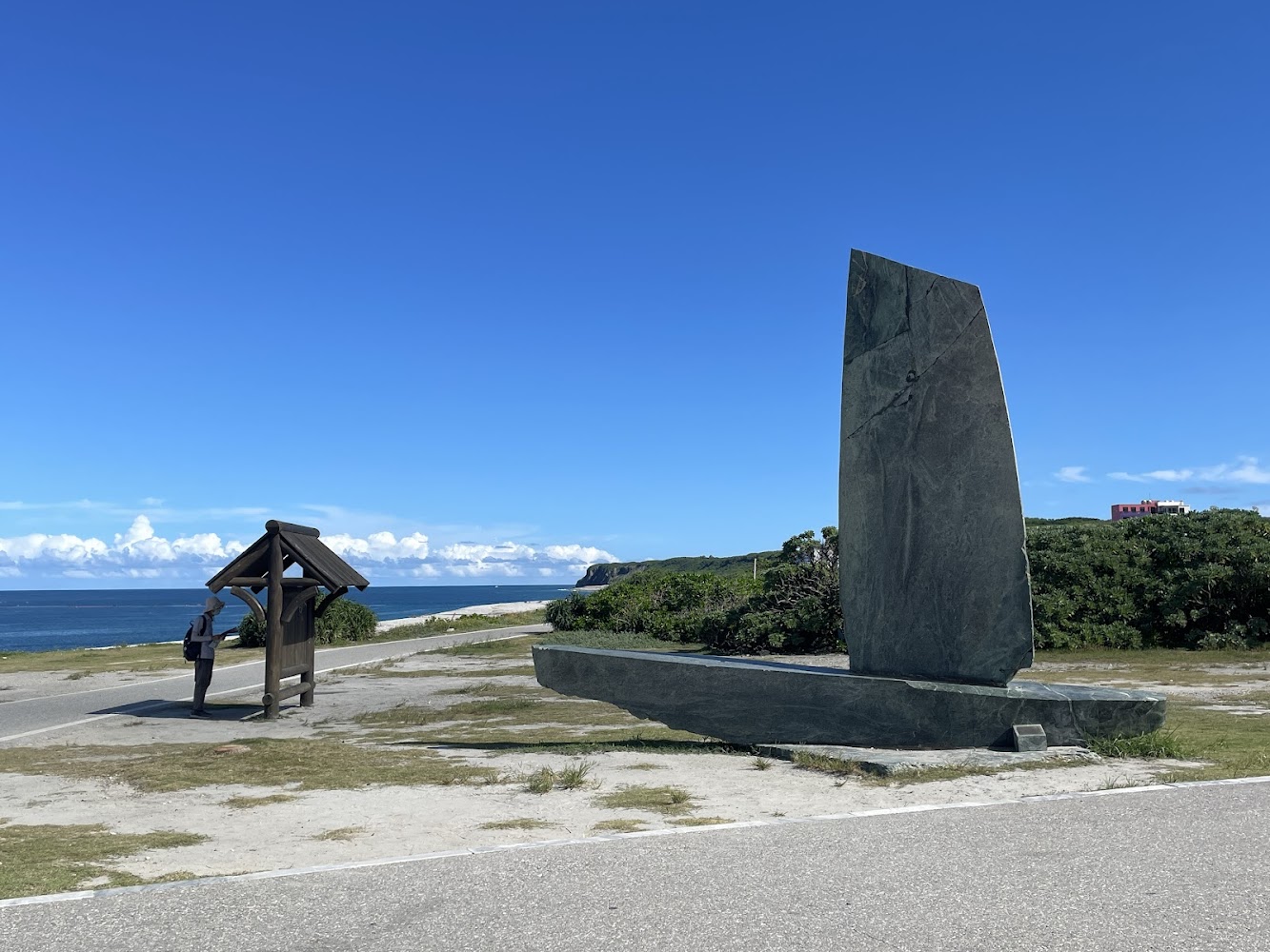 石碑木造涼亭與海岸景色