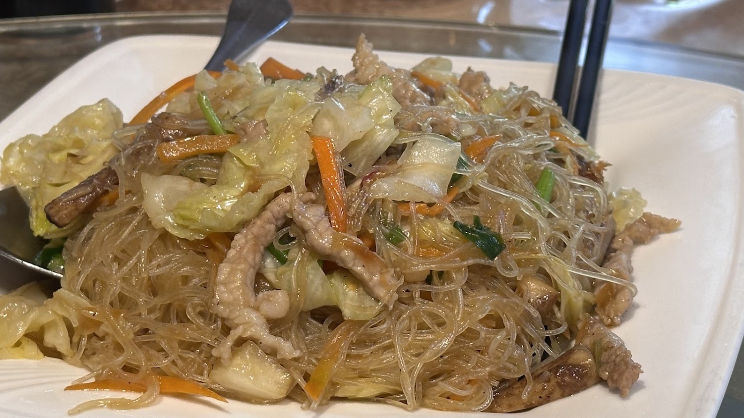一盤配料豐富的炒冬粉