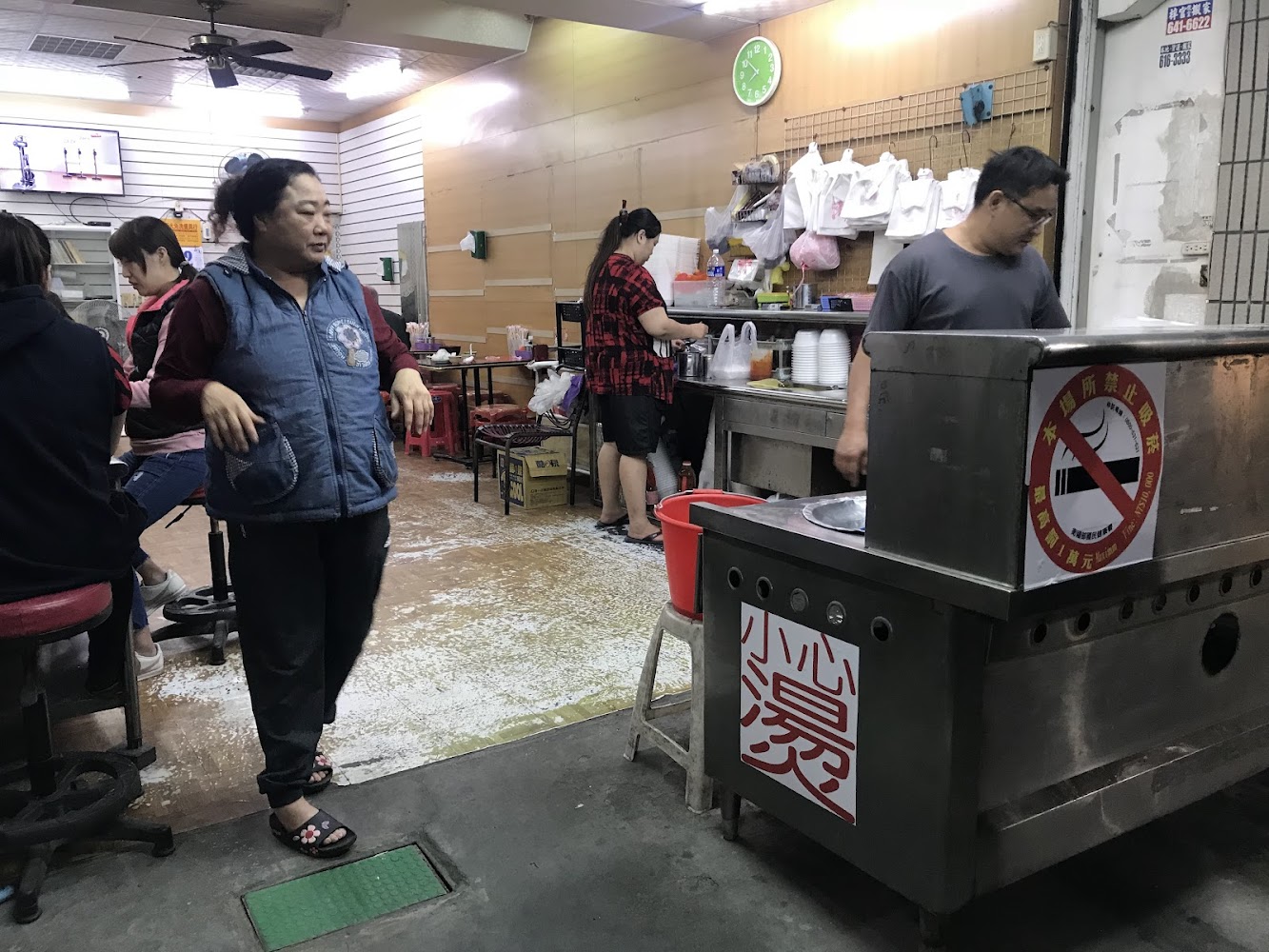 前方有大型煮食設備與工作的店員客人