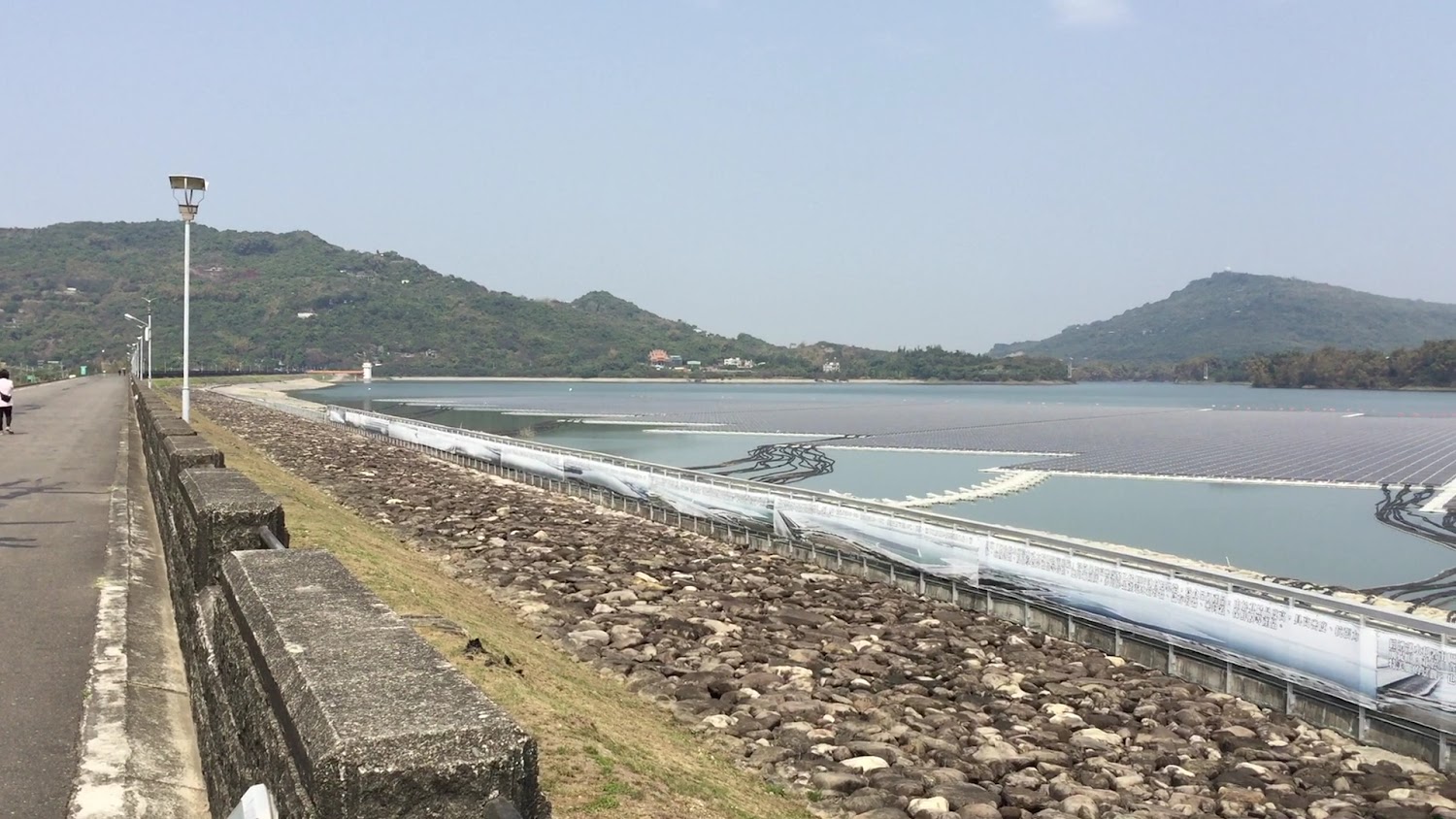 大型水庫與浮動太陽能板