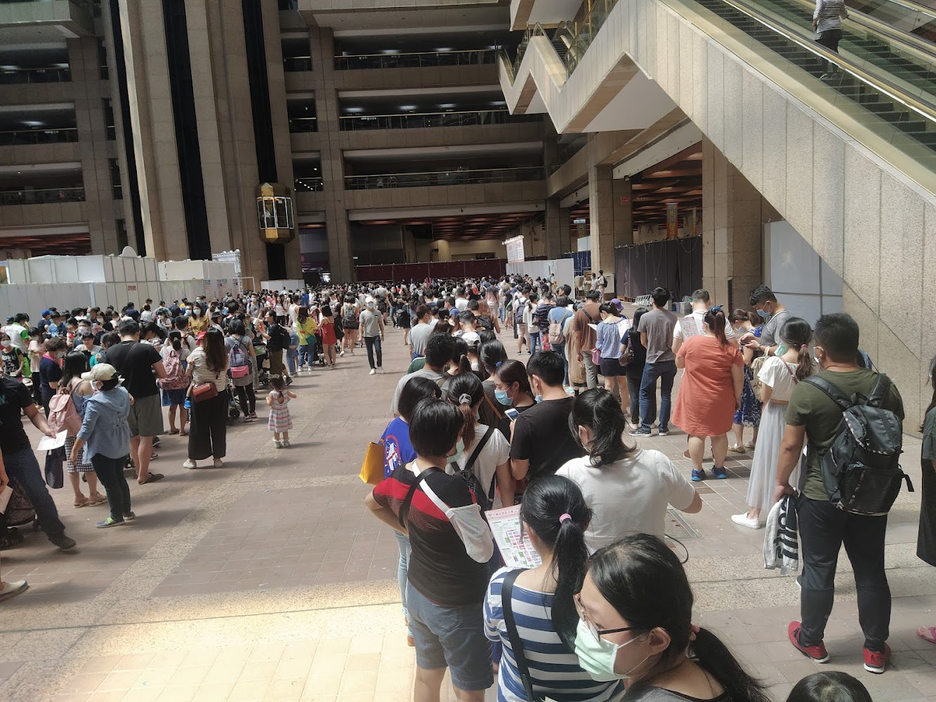 揆眾展覽排隊人潮場景
