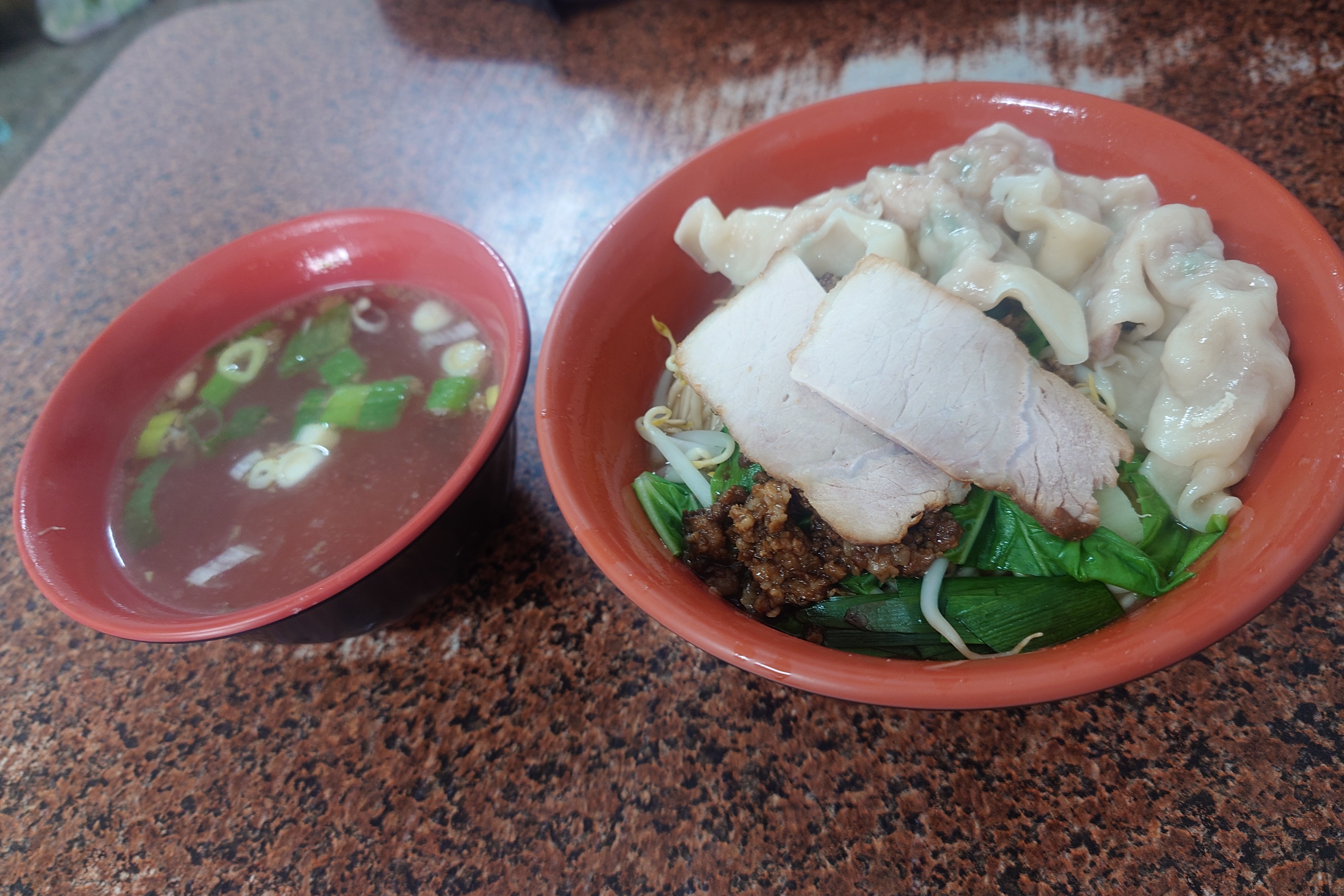 餛飩乾麵搭配清湯與燙青菜