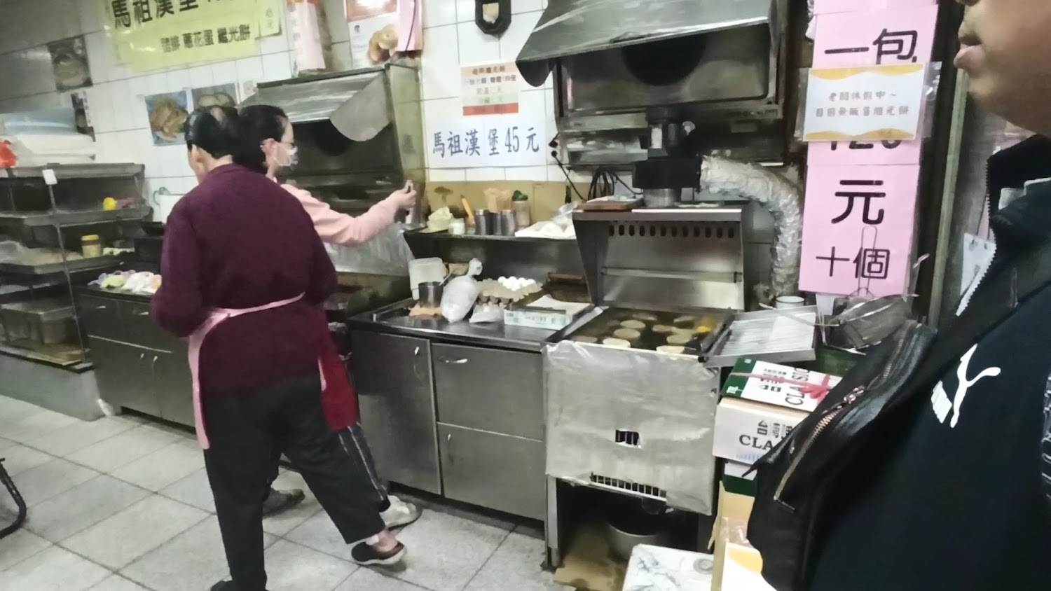 小吃店廚房與價目表