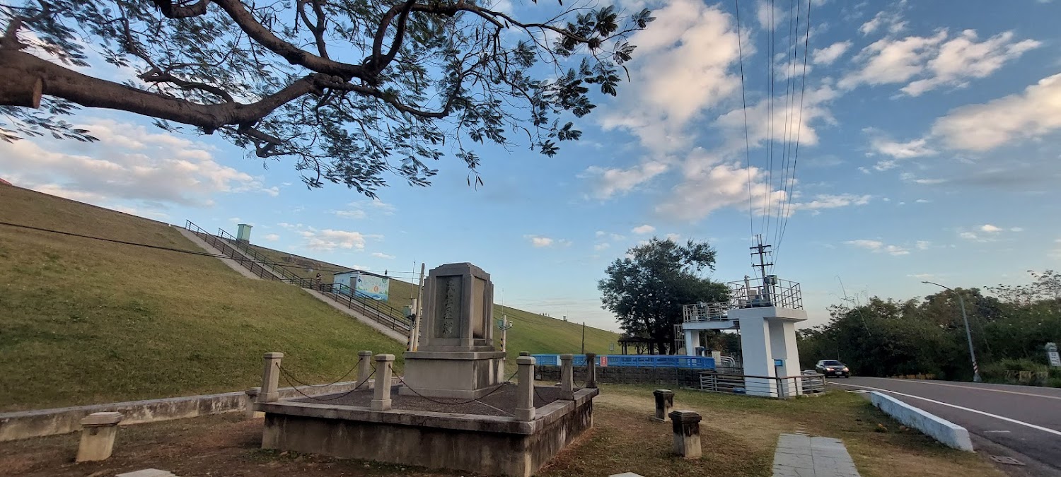 紀念碑護欄堤防斜坡樓梯與大樹的全景