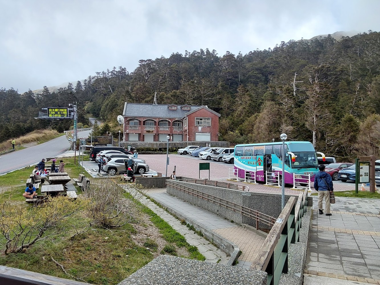 合歡山管理站停車場與周邊建築