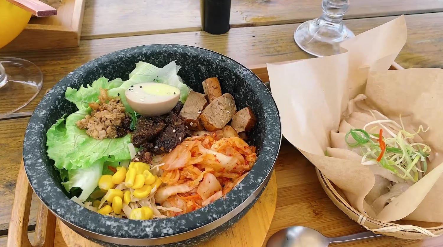 石鍋拌飯有牛肉、泡菜、豆腐與蔬菜,旁邊附雞肉