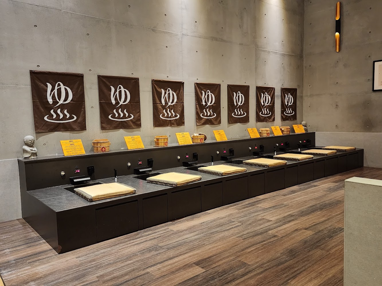 不老松足湯新生行館店內足湯區