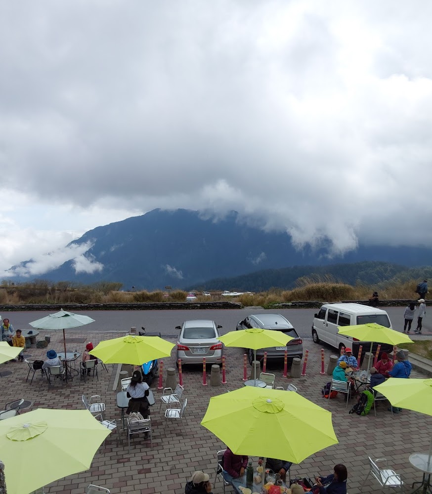 合歡山管理站停車場旁休憩座位與車輛