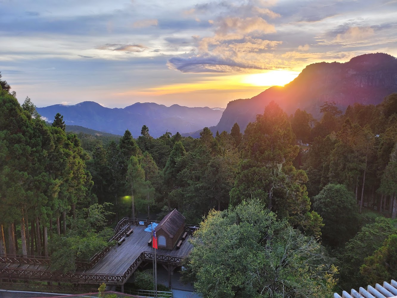 阿里山賓館觀景平台夕陽下的山林風景