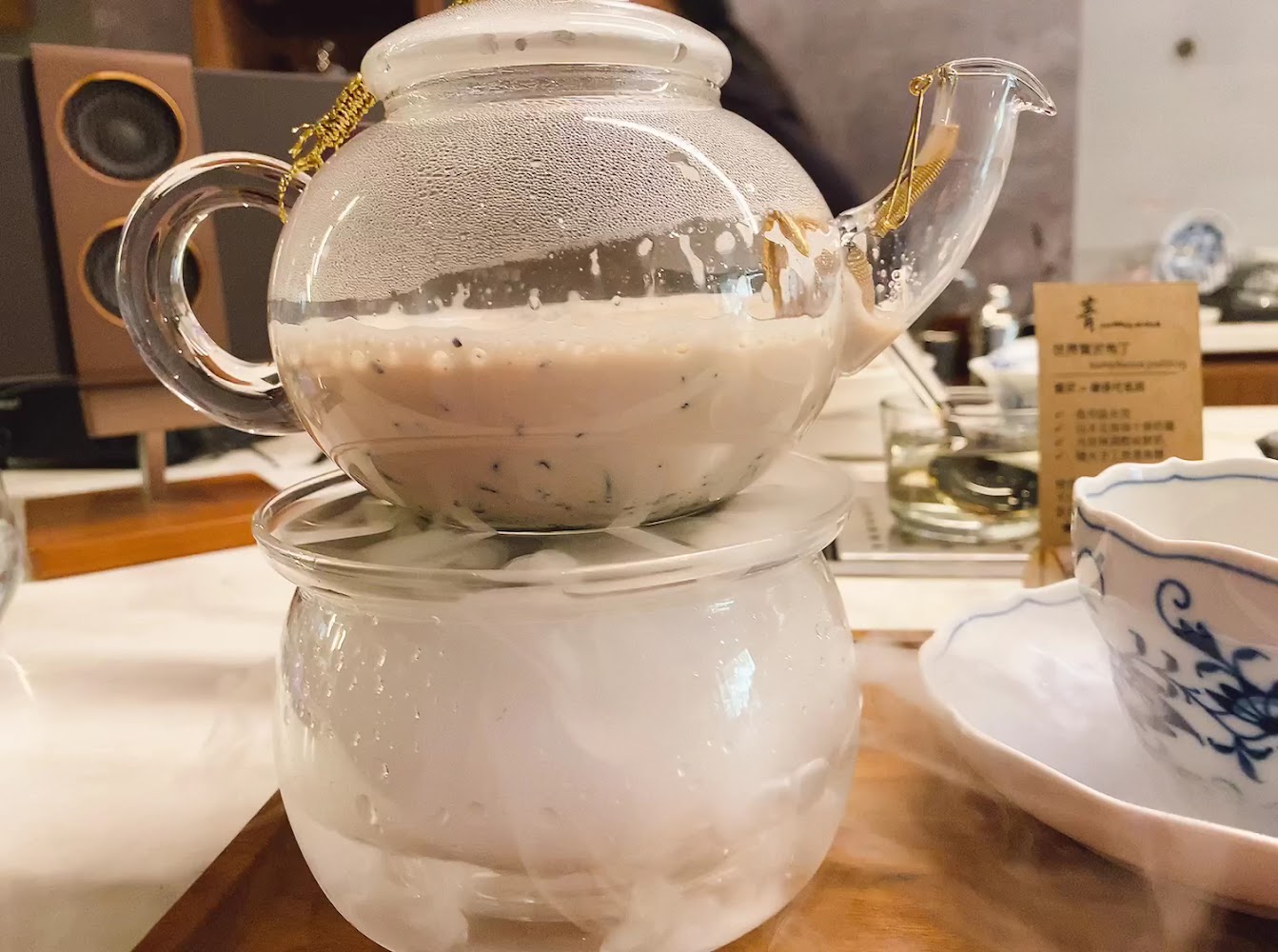 玻璃茶壺與煙霧效果飲品呈現