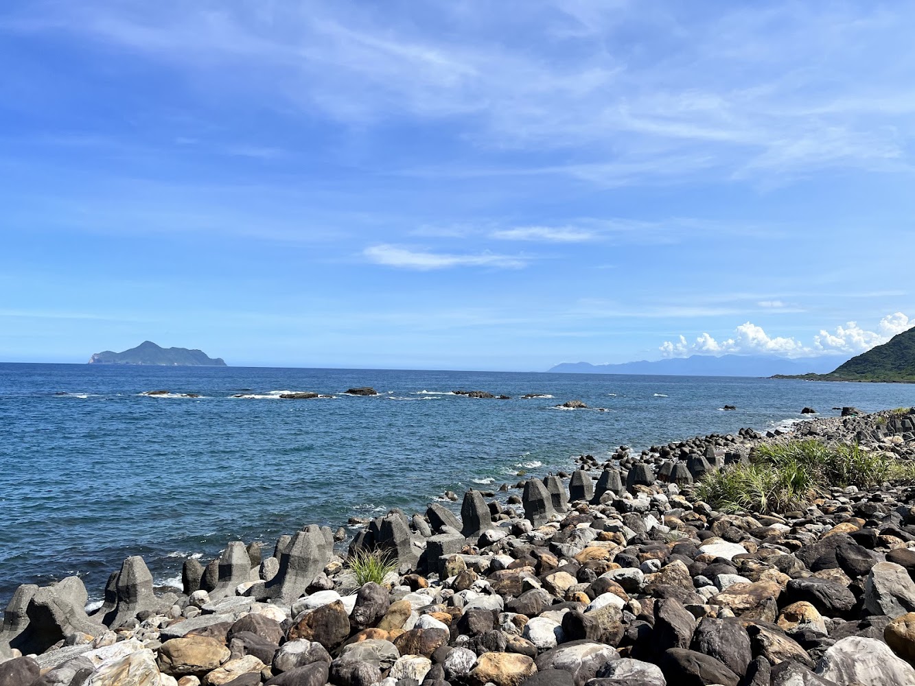 大溪漁港附近藍海礫石岸與遠方島嶼
