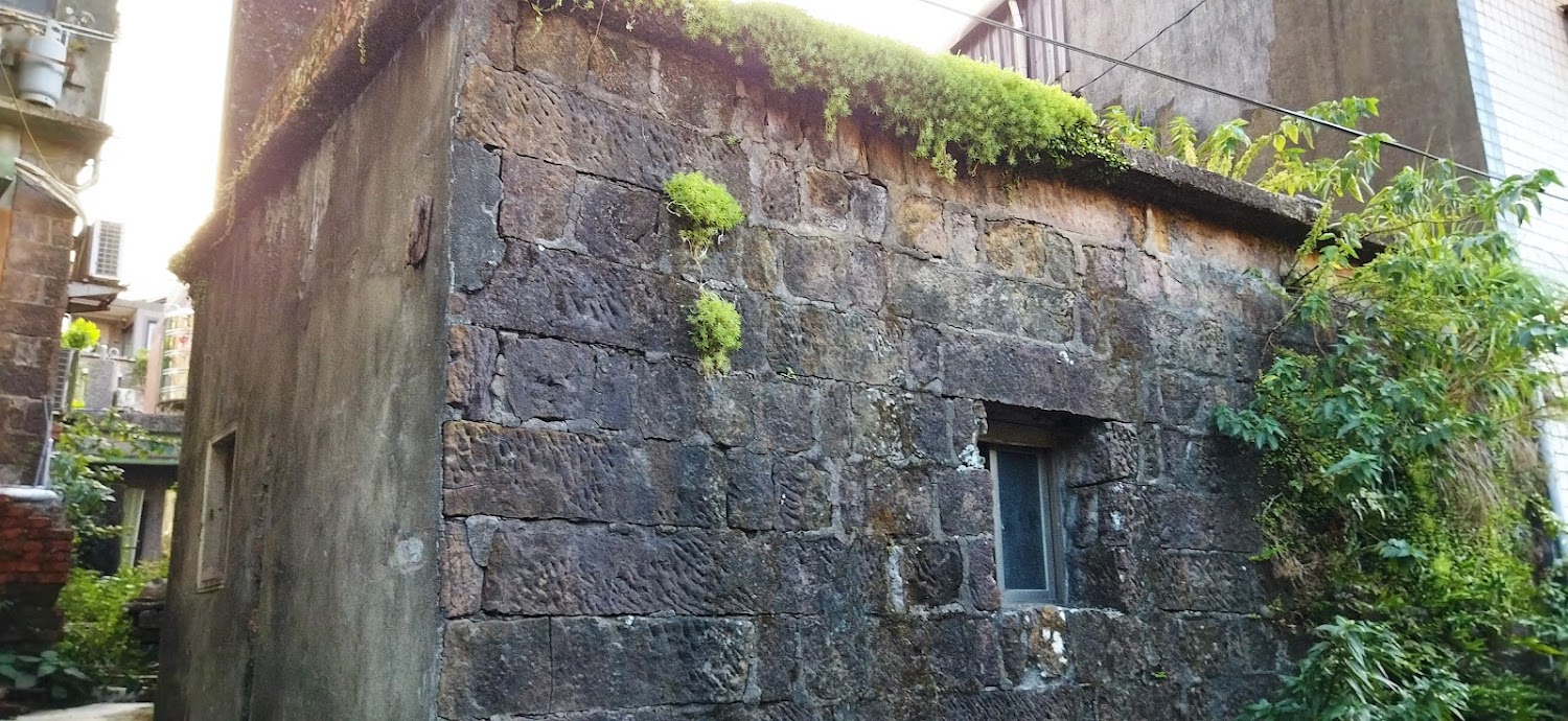 石頭砌成的老建築與綠色植物