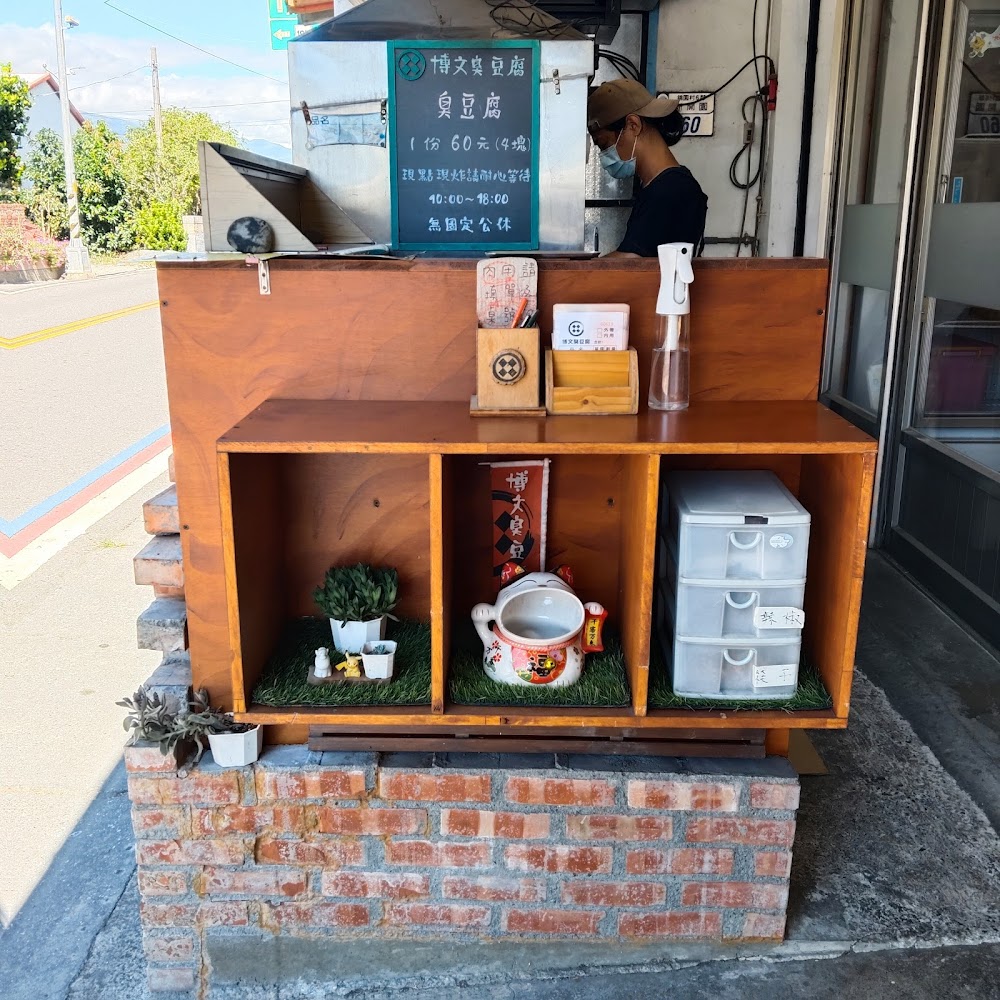 櫃檯上方有菜單與營業資訊，店員正在備餐