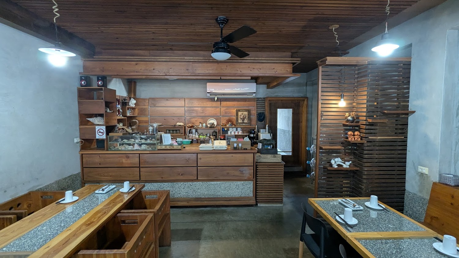 溫馨的咖啡館或小餐廳室內空間