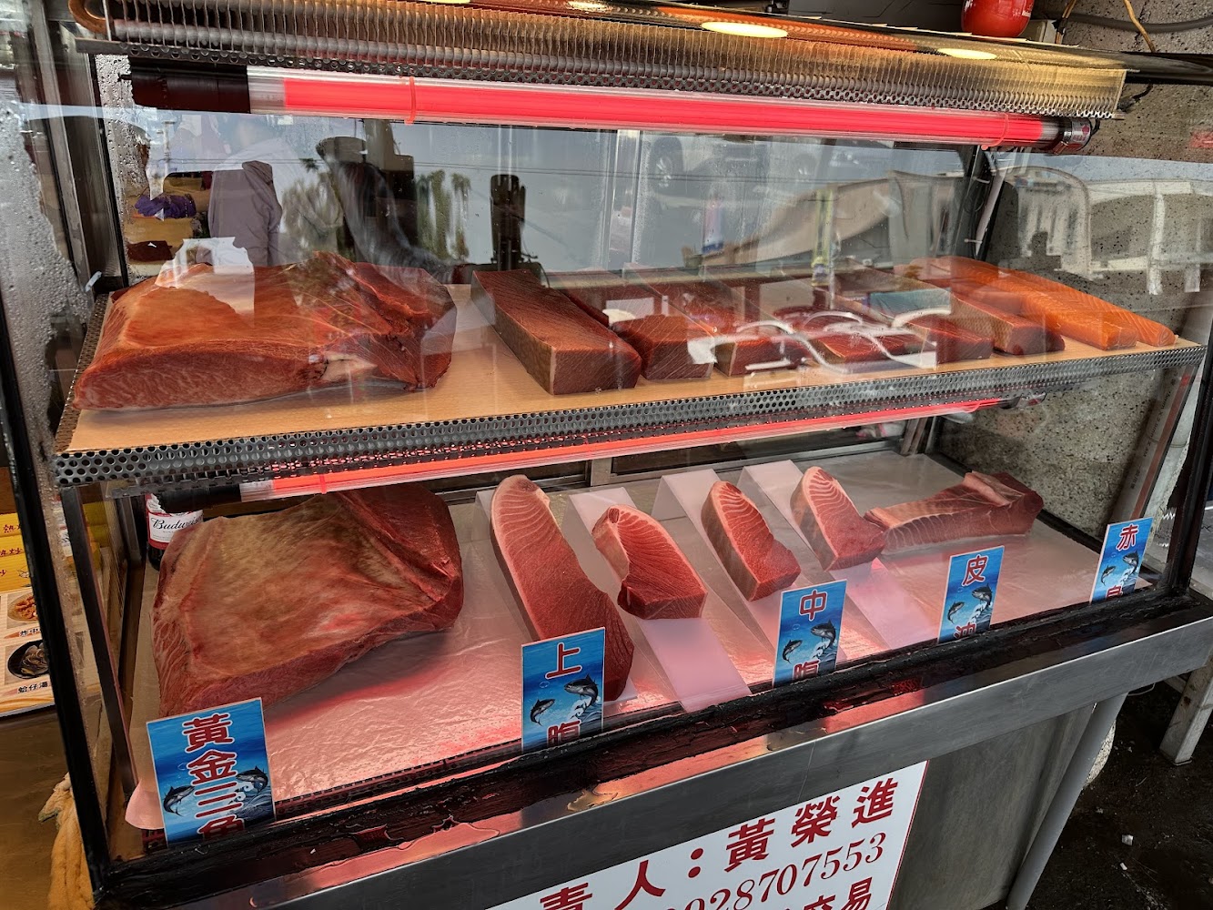 老船長冷藏櫃內部位標示清楚的鮪魚與鮭魚生魚片