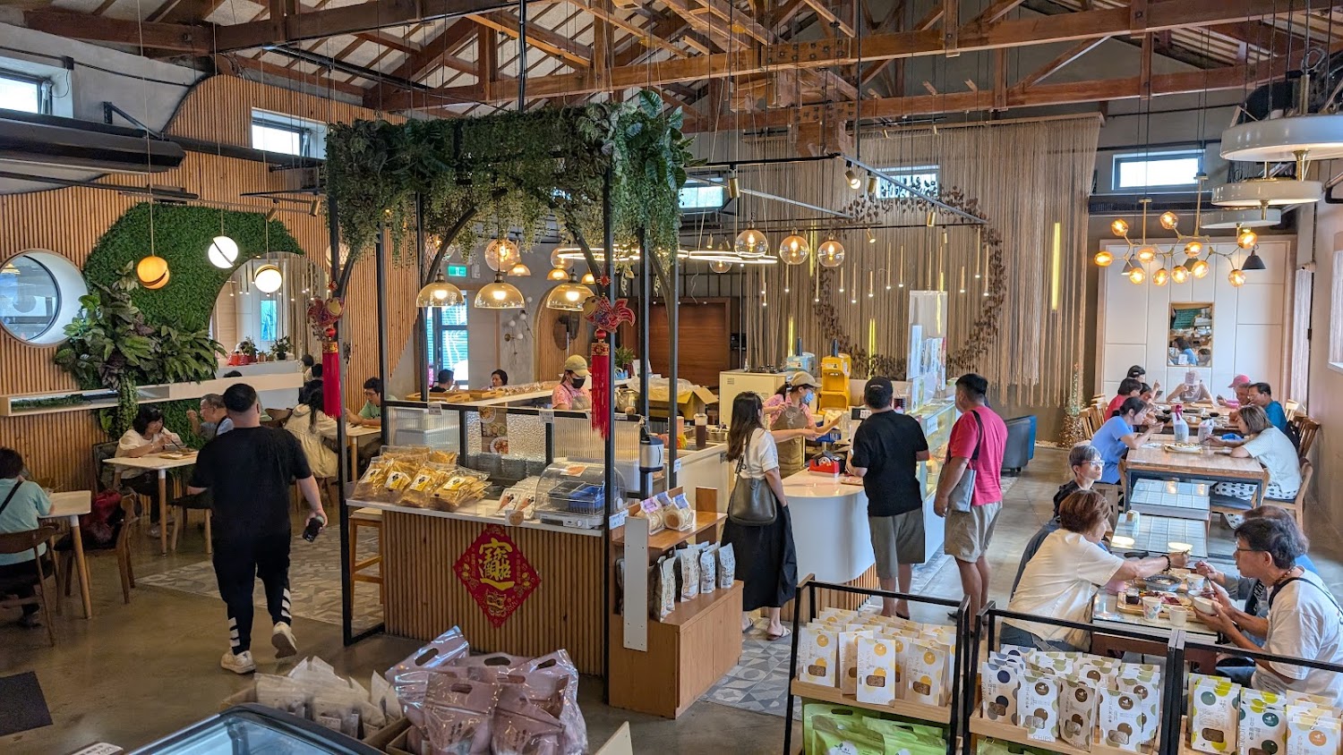 店內有不少顧客用餐聊天，氣氛悠閒溫馨
